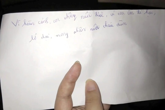 Bé gái bị bỏ rơi cùng mẩu giấy ai đọc cũng xót xa