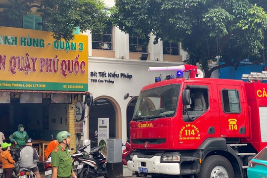 Cháy nhà hàng bít tết ở TP.HCM, nghi do chập điện