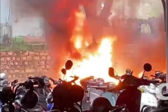 Sau tiếng nổ lớn, 4 xe máy bị thiêu rụi ở nhà để xe của trường học