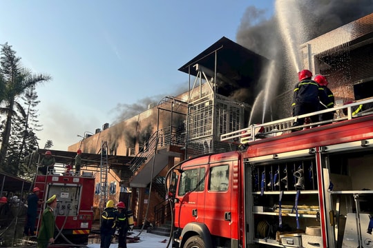 Cháy lớn tại nhà xưởng Công ty Điện tử Vạn Lực, TP Hạ Long