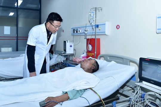 Phó Thủ tướng Lê Thành Long kiểm tra hiện trường, thăm hỏi nạn nhân vụ cháy quán cà phê tại Hà Nội