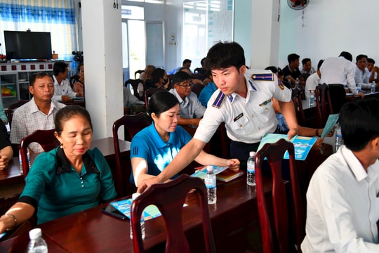 Hải đoàn 42 đẩy mạnh công tác phối hợp tuyên truyền pháp luật cho người dân