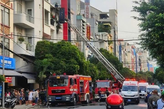 Cháy nhà nhiều tầng ở TP.HCM, hơn 10 người nhập viện