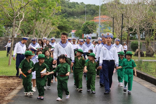 Cô giáo và học sinh mầm non đến thăm chiến sĩ Lữ đoàn 682