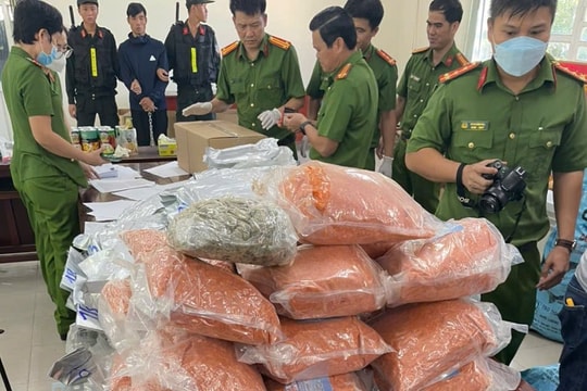 Thu giữ nhiều súng, đạn tại nơi ở của “người vận chuyển” ma túy