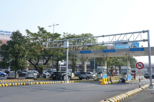 Thu phí dừng đỗ xe không dùng tiền mặt ở Cảng hàng không quốc tế Nội Bài