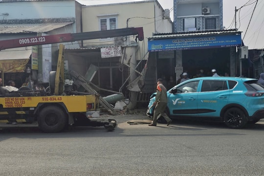 Ô tô công nghệ tông vào nhà dân