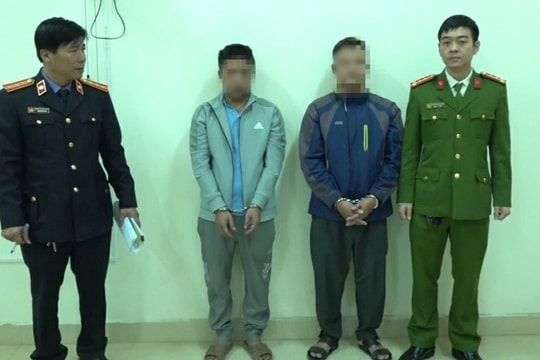 Phát hiện hàng cấm trong khoang bí mật sau thùng ô tô