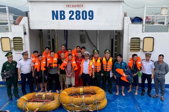 Tàu chở 12.274 tấn clinke bị chìm, 14 người may mắn thoát chết