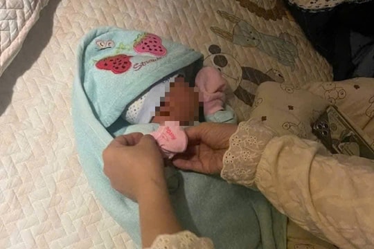 Cháu bé sơ sinh bị bỏ rơi trước cửa nhà dân