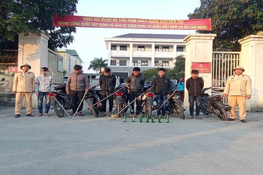 Bắt nhóm thanh niên mang dao, vỏ chai bia gây rối trật tự