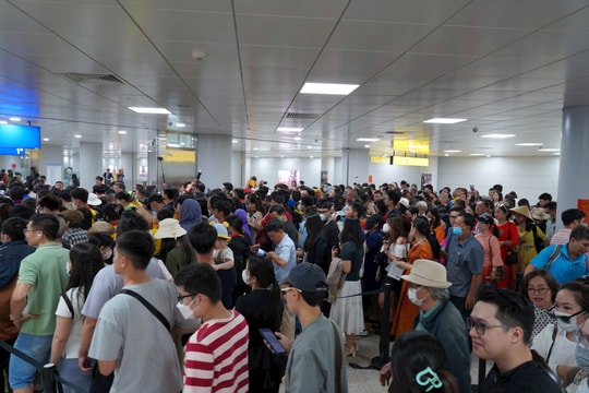 Người dân TP.HCM vây kín ga Bến Thành, xếp hàng dài chờ đi Metro
