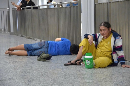 Vật vã chờ đi Metro ở TP.HCM