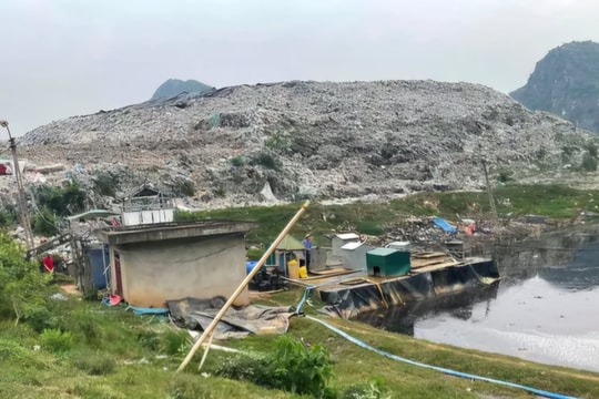 Phát hiện thi thể trẻ sơ sinh trong bãi rác Đông Nam