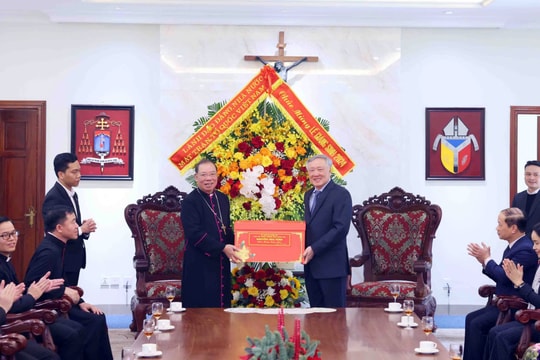 Phó Thủ tướng Thường trực Nguyễn Hòa Bình thăm, chúc mừng Giáng sinh tại một số tổ chức tôn giáo