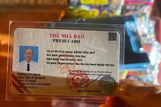 Người đàn ông chở pháo lậu, xuất trình thẻ nhà báo giả khi gặp công an