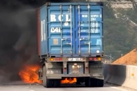 Nghệ An: Xe container bốc cháy dữ dội trên cao tốc Bắc – Nam