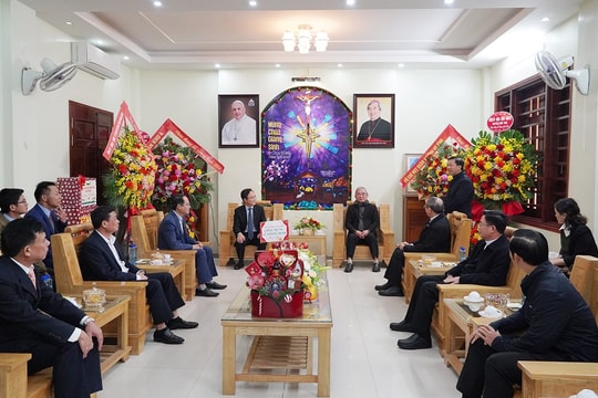 Lãnh đạo UBND tỉnh Quảng Bình thăm và chúc mừng Giáo phận Hà Tĩnh nhân mùa Giáng sinh 2024