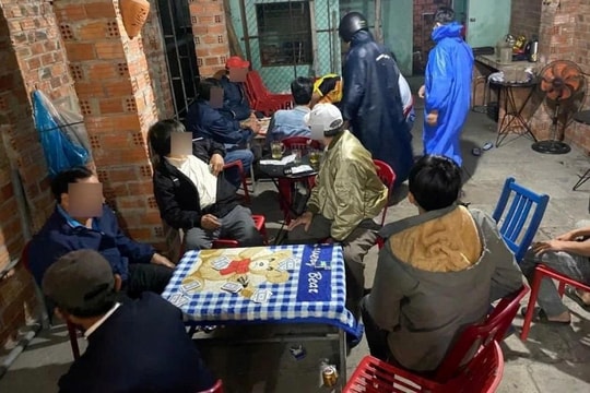 Dùng muỗng làm vật quy đổi để chơi cờ bạc