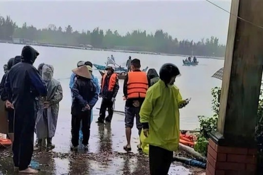 Chìm phà 14 người may mắn thoát nạn