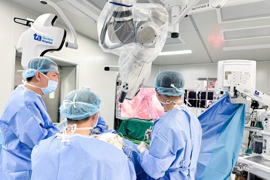 Hơn 100 ca mổ não và tủy sống thành côngnhờ Robot AI đầu tiên tại Việt Nam