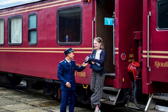 Đón đoàn tàu lửa hạng sang giá vé 186 triệu đồng/khách tại Ga Huế