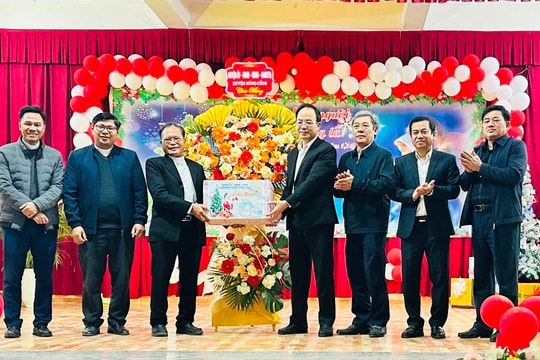 Thanh Hoá: Lãnh đạo huyện Nông Cống thăm, chúc mừng các cơ sở Công giáo nhân dịp lễ Giáng sinh