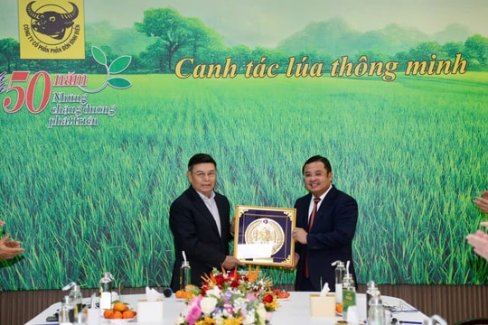 Chủ tịch Quốc hội Lào thăm Công ty phân bón Bình Điền