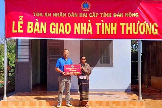 TAND hai cấp tỉnh Đắk Nông trao tặng nhà tình thương cho gia đình khó khăn