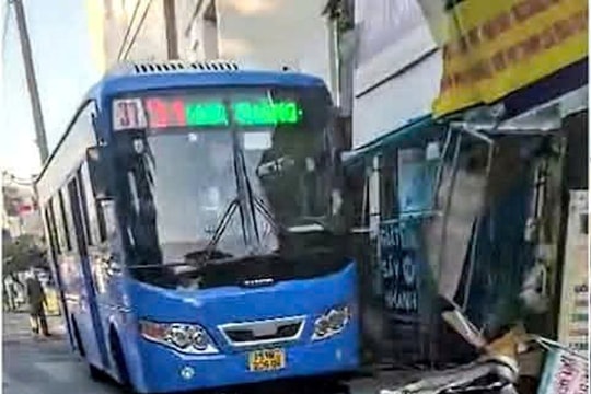 Xe buýt lao qua đường, tông 2 người nhập viện