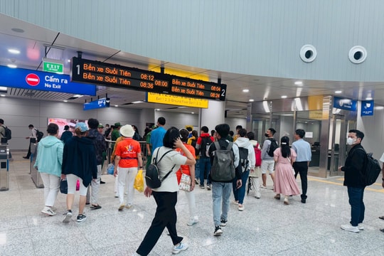 Số người đi Metro 1 TP.HCM ngày đầu cao hơn 5 lần dự kiến