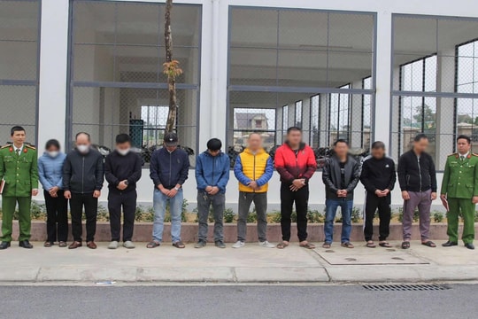 Khởi tố 12 đối tượng gây rối trật tự công cộng