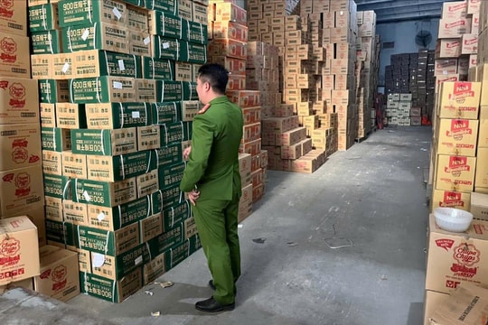 Phát hiện gần 1 tấn bánh, kẹo, hạt ngũ cốc không rõ nguồn gốc