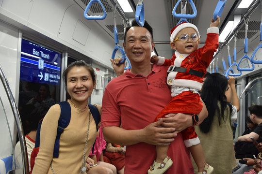 Trung tâm TP.HCM nhộn nhịp đêm Noel