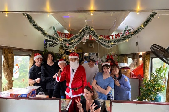 Khách Tây thích thú vì được ông già Noel tặng quà trên tàu