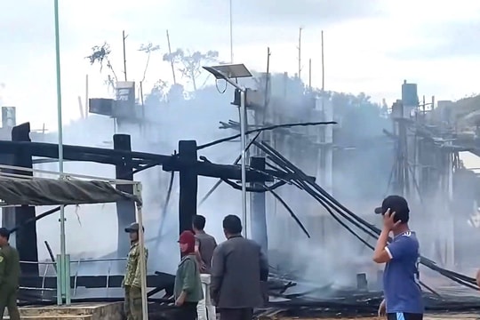 Cháy rụi nhà rông Kon Jong