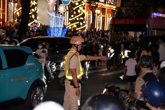 CSGT TP.HCM thâu đêm điều tiết giao thông phục vụ người dân chơi Noel