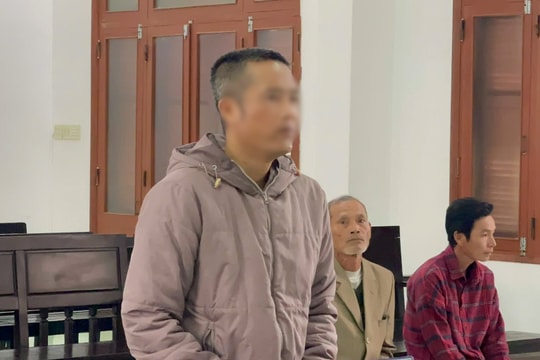 Dùng mũ bảo hiểm đánh người đi đường trọng thương