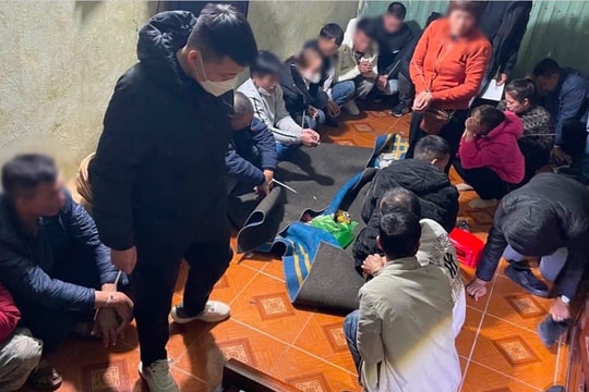 Khởi tố 17 bị can tổ chức đánh bạc và đánh bạc trên đồi vắng