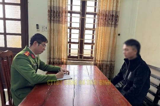 Vận động đối tượng cướp tiệm vàng ra đầu thú