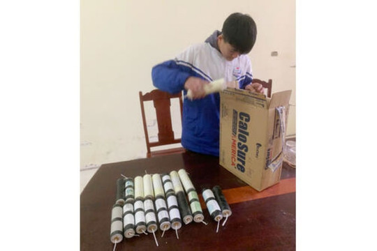 Học sinh mang côn 3 khúc, pháo tự chế tới trường