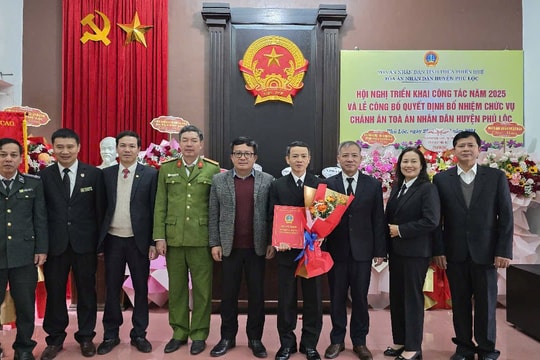 Trao Quyết định bổ nhiệm Chánh án TAND huyện Phú Lộc