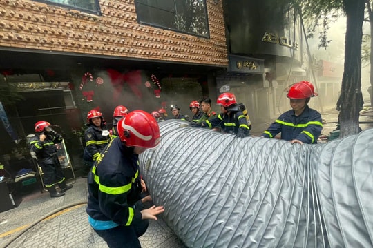 Cảnh sát cứu 4 người khỏi vụ cháy quán bar ở TP.HCM