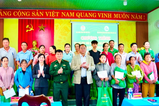 Trao sinh kế hỗ trợ nông dân có hoàn cảnh khó khăn ở vùng biên Đắk Lắk