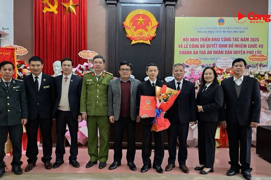 Trao Quyết định bổ nhiệm Chánh án Tòa án nhân dân huyện Phú Lộc