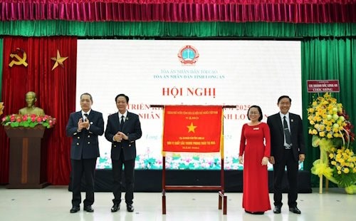 TAND tỉnh Long An nhận Cờ thi đua Chính phủ