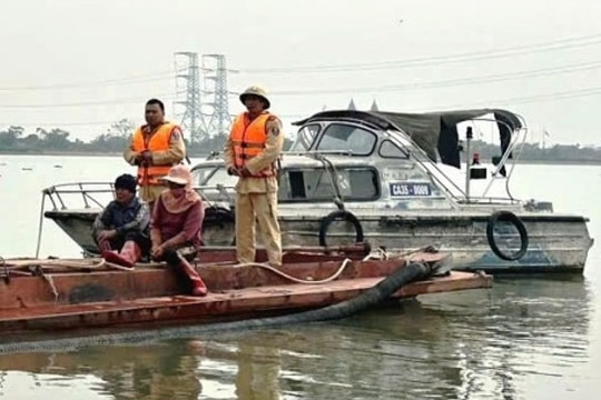 Ngang nhiên khai thác cát trái phép trên sông Đáy