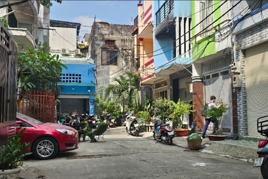 Cảnh sát cắt cửa cuốn, đập kính, cứu 3 người trong căn nhà cháy