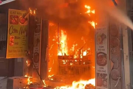 Hà Nội: Cháy quán ăn trên phố Ao Sen