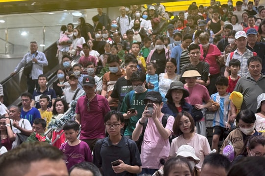 Metro 1 TP.HCM chật cứng cuối tuần